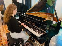 Ein Mädchen spielt am Klavier der Klavierschule Studio Sonata in Berlin Wilmersdorf